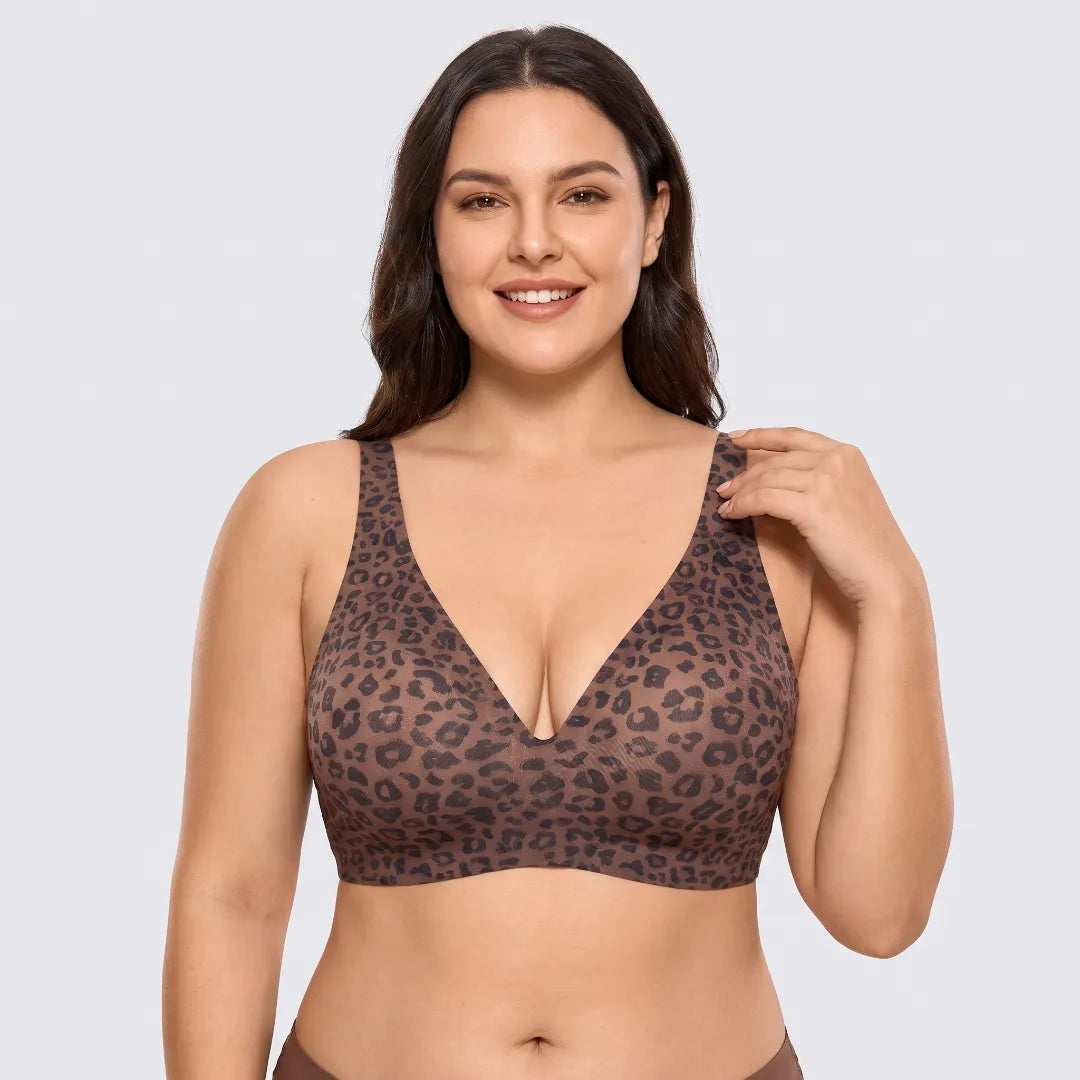 Femme portant le soutien-gorge Duvelle™ imprimé léopard foncé, sans armature, décolleté en V
