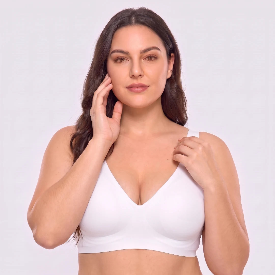 Femme portant le soutien-gorge Duvelle™ blanc, sans armature, invisible sous un t-shirt ajusté