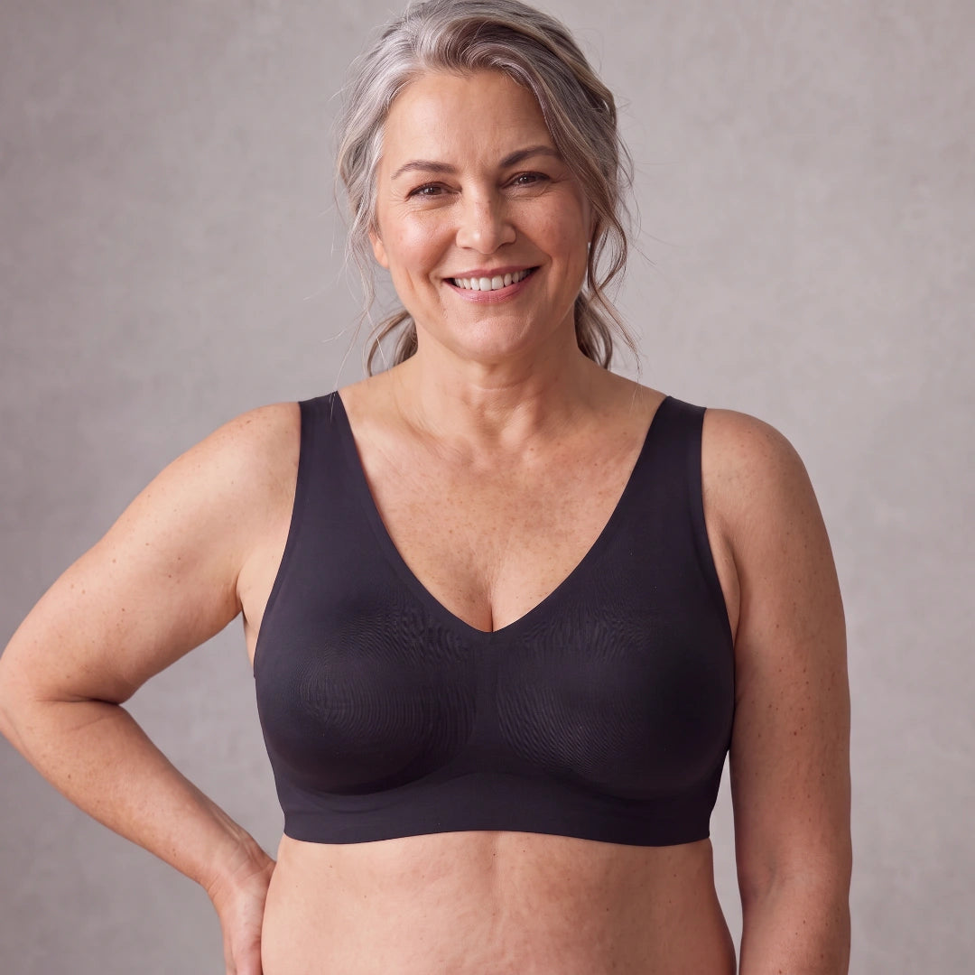 Femme portant le soutien-gorge Duvelle™ noir, sans armature, bretelles larges et décolleté en V