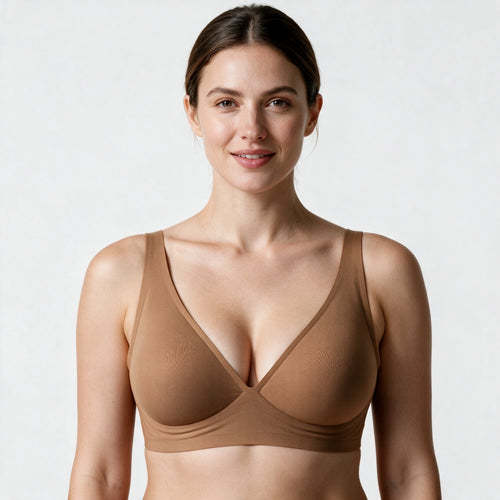 Femme portant le soutien-gorge Duvelle™ nude caramel, sans armature, décolleté en V et effet seconde peau
